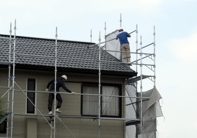 写真：屋根修理をする業者