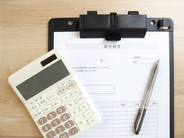 写真：御見積書と電卓