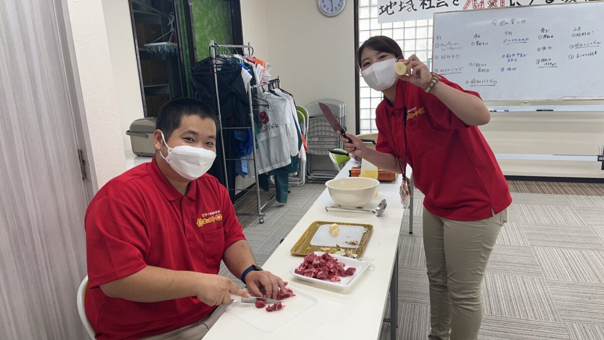 もくもくとカレーの準備！　山本さんご飯炊きとジャガイモ玉ねぎカット役！