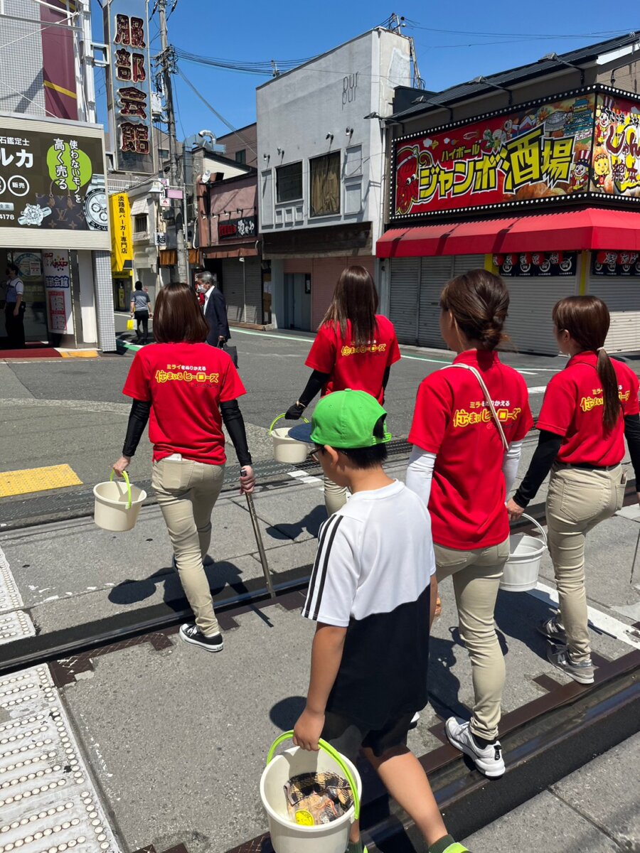 服部天神駅周辺を社員全員で行いました！