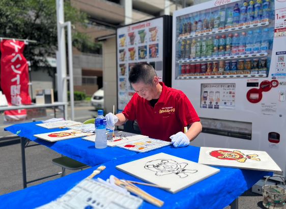 塗板に一生懸命色をつける店長👦