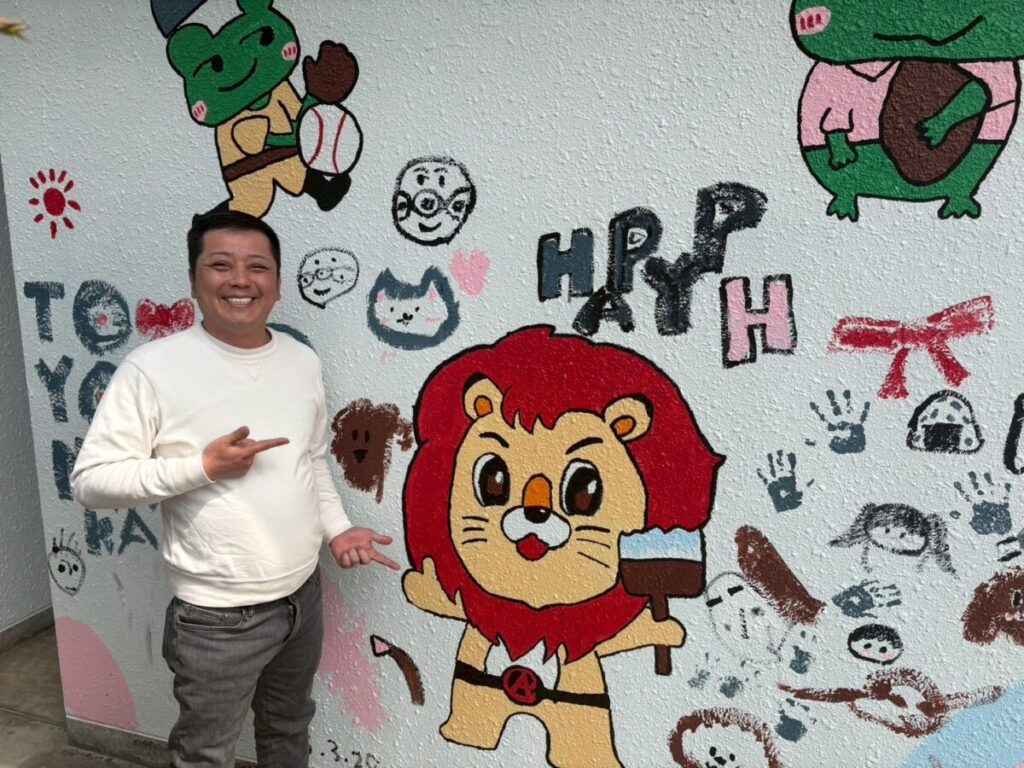 住まいるライオンは手書きで味か出ております。お手伝いしてくれた子供たちの手形も記念に!!