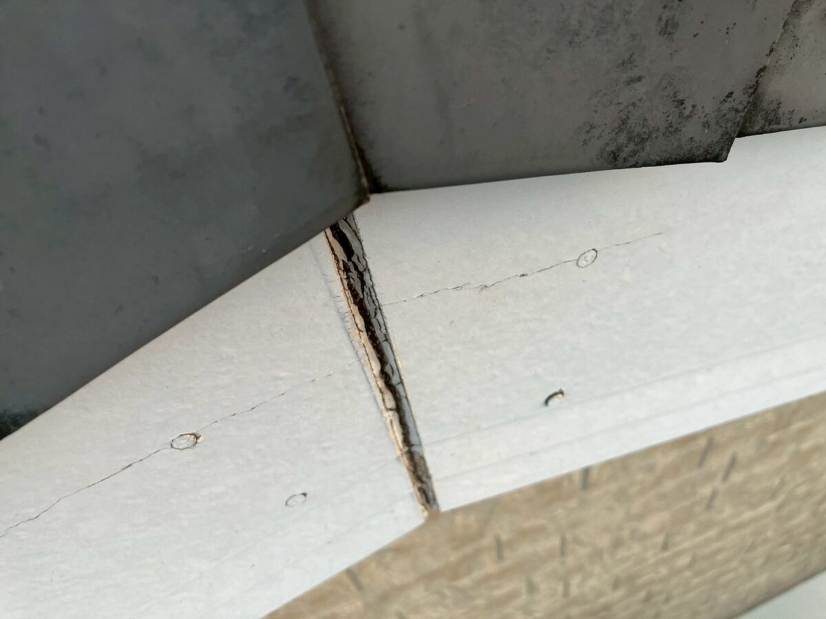 破風板 シーリングひび割れ